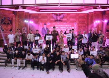 Ketua DPRD Klaten, Hamenang Wajar Ismoyo sua foto bersama dengan seluruh peserta lomba dan pemenang videografi Piala Ketua DPRD Klaten, Minggu (30/10/2022)