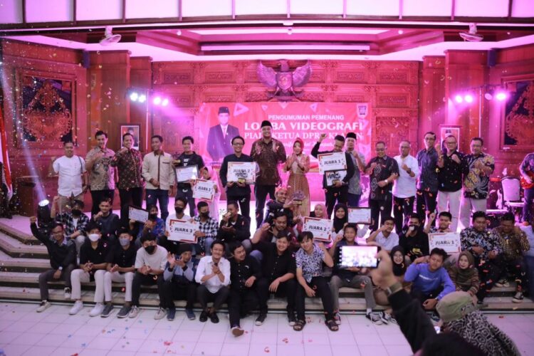 Ketua DPRD Klaten, Hamenang Wajar Ismoyo sua foto bersama dengan seluruh peserta lomba dan pemenang videografi Piala Ketua DPRD Klaten, Minggu (30/10/2022)