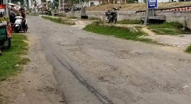 Kondisi jalan disekitar Taman Nyi Ageng Rakit, Rawa Jombor, Krakitan, Bayat yang rusak dan berlubang