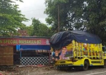 Sebuah truk sruduk rumah dan warung di jalan Jogja - Solo