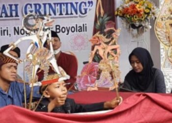 Salah satu dalang cilik dari sanggar SKWL Nusantara asuhan Ki Gondo Wartoyo saat pementasan beberapa waktu yang lalu
