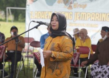 Bupati Sleman, Hj.Kustini saat memberikan sambutan dalam agenda gladhen Jemparingan, Sabtu (05/11/2022) di lapangan Wredimartani