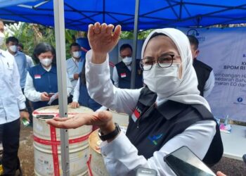 Kepala BPOM RI, Penny K. Lukito dalam konferensi pers terkait temuan bahan baku produk farmasi lampaui ambang batas aman di Depok, Jawa Barat, Rabu (09/10/2022). (Foto: Ant/Andi Firdaus).