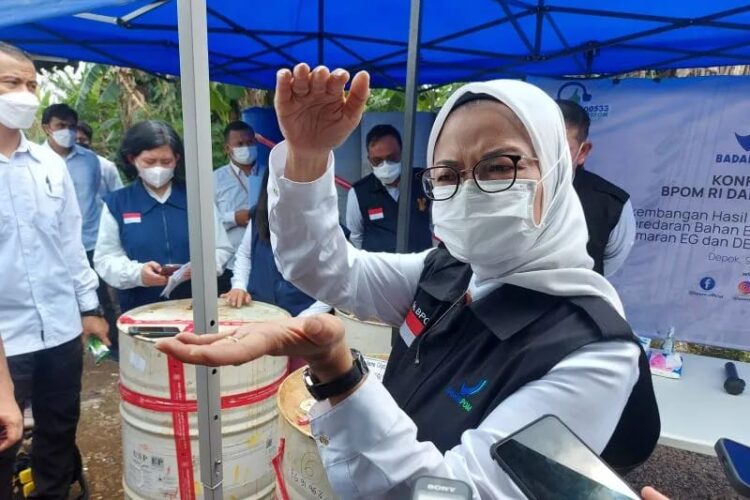 Kepala BPOM RI, Penny K. Lukito dalam konferensi pers terkait temuan bahan baku produk farmasi lampaui ambang batas aman di Depok, Jawa Barat, Rabu (09/10/2022). (Foto: Ant/Andi Firdaus).