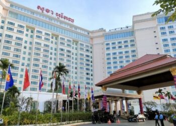 Sejumlah petugas keamanan serta kendaraan lapis baja berat berjaga-jaga di sekitar lokasi utama rangkaian KTT ASEAN, Hotel Sokha di Phnom Penh, Kamboja, Selasa (08/11/2022). (Foto: Ant/Azis Kurmala)