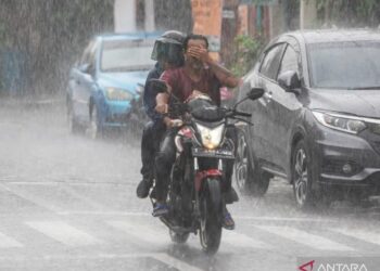 Ilustrasi: Pengendara sepeda motor menerobos hujan lebat.(Foto: Ant/Andreas Fitri Atmoko/TOM)