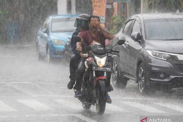 Ilustrasi: Pengendara sepeda motor menerobos hujan lebat.(Foto: Ant/Andreas Fitri Atmoko/TOM)