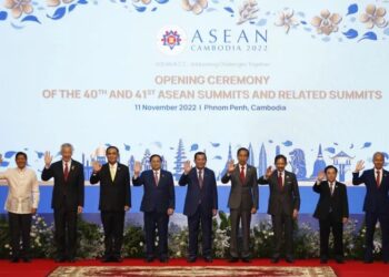Perdana Menteri (PM) Kamboja, Samdech Techo Hun Sen (tengah) dan Presiden RI Joko Widodo (kanan keempat) melakukan sesi foto bersama dalam pembukaan pembukaan KTT ke-40 dan ke-41 ASEAN dan KTT terkait di Phnom Penh, Kamboja, Jumat (11/11/2022). (Foto:Ant./ HO-Asean2022.mfaic.gov.kh)
