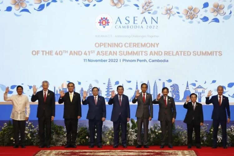 Perdana Menteri (PM) Kamboja, Samdech Techo Hun Sen (tengah) dan Presiden RI Joko Widodo (kanan keempat) melakukan sesi foto bersama dalam pembukaan pembukaan KTT ke-40 dan ke-41 ASEAN dan KTT terkait di Phnom Penh, Kamboja, Jumat (11/11/2022). (Foto:Ant./ HO-Asean2022.mfaic.gov.kh)