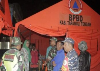 Pj. Bupati Tapteng sedang meninjau salah satu posko saat meninjau lokasi bencana banjir dan longsor di Barus. (Foto: Ant.).