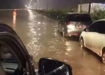 Ilustrasi - Sejumlah kendaraan mengantri di Tol Jakarta - Merak KM 24 akibat terendam banjir. (Foto: Ant/Istimewa).