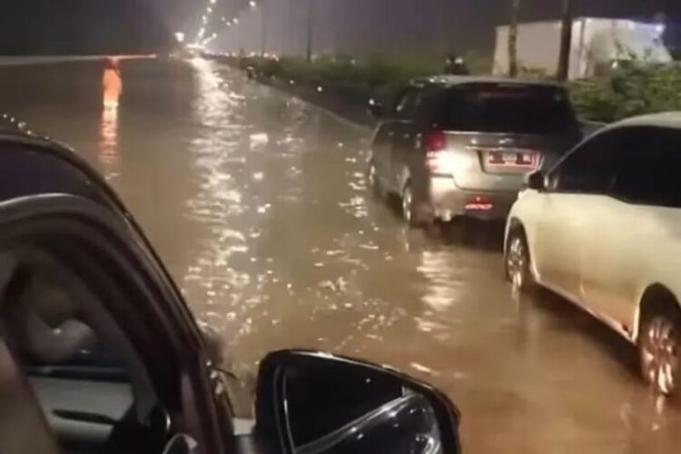 Ilustrasi - Sejumlah kendaraan mengantri di Tol Jakarta - Merak KM 24 akibat terendam banjir. (Foto: Ant/Istimewa).
