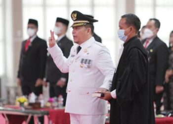 Elfin Elyas Nainggolan saat mengucapkan sumpah pada pelantikannya sebagai Pj. Bupati Tapteng, Sumut. (foto: Ant)