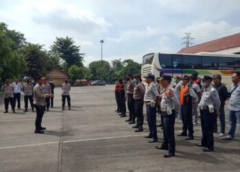 Polisi melakukan Operasi Cipta Kondisi di Terminal Kampung Rambutan, Jakarta, Selasa (15/11/2022). (Foto:  Ant./HO-Polsek Ciracas).