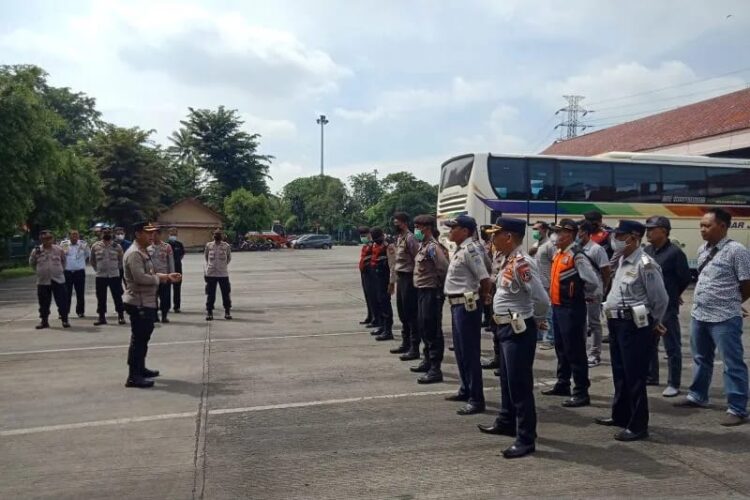 Polisi melakukan Operasi Cipta Kondisi di Terminal Kampung Rambutan, Jakarta, Selasa (15/11/2022). (Foto:  Ant./HO-Polsek Ciracas).