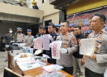 Wakapolresta Bogor Kota AKBP Ferdy Irawan (kedua dari kanan) bersama Kapolsek Bogor Timur Kompol Hida Tjahjono (petama dari kiri) saat ungkap kasus penangkapan pelaku peredaran uang palsu di Mapolsek Bogor Timur, Selasa (15/11/2022). (Foto: Ant/Linna Susanti).