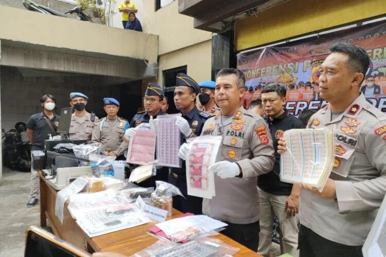 Wakapolresta Bogor Kota AKBP Ferdy Irawan (kedua dari kanan) bersama Kapolsek Bogor Timur Kompol Hida Tjahjono (petama dari kiri) saat ungkap kasus penangkapan pelaku peredaran uang palsu di Mapolsek Bogor Timur, Selasa (15/11/2022). (Foto: Ant/Linna Susanti).