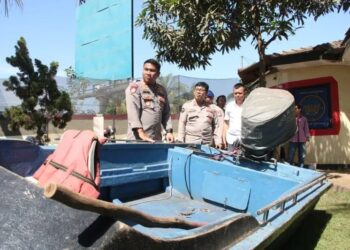 Kasat Polairud Polresta Barelang, Kompol Dwi Ramadhanto menunjukkan kapal yang digunakan untuk membawa calon PMI ke Malaysia. (Foto: Ant./HO-Humas Polresta Barelang).