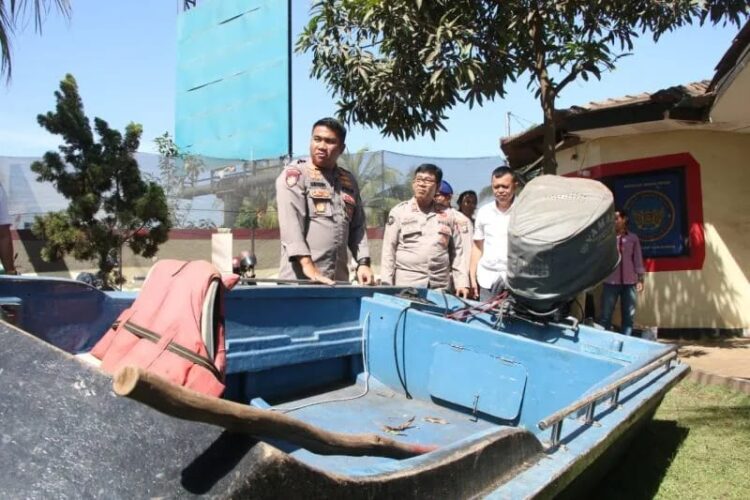 Kasat Polairud Polresta Barelang, Kompol Dwi Ramadhanto menunjukkan kapal yang digunakan untuk membawa calon PMI ke Malaysia. (Foto: Ant./HO-Humas Polresta Barelang).