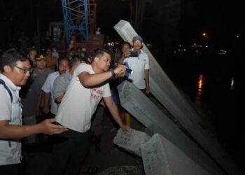 Wali Kota Medan, Bobby Nasution sedang meninjau lokasi pemasangan tanggul sementara. (Foto: Ant).