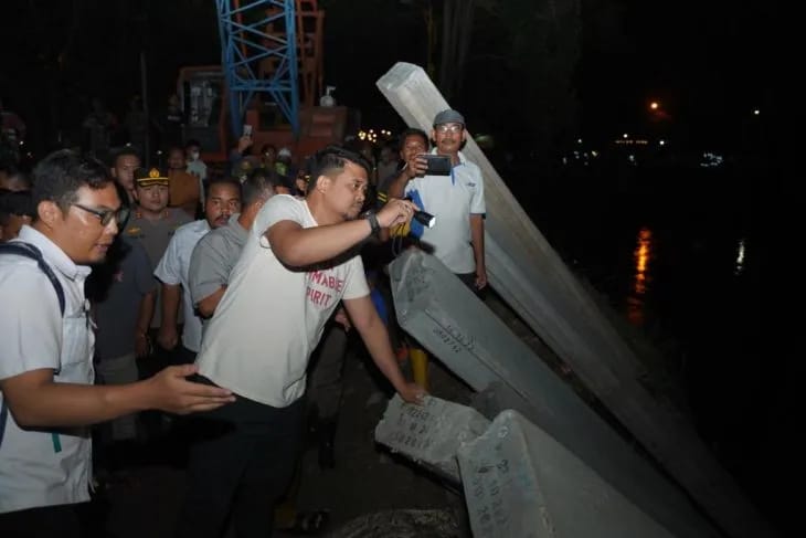 Wali Kota Medan, Bobby Nasution sedang meninjau lokasi pemasangan tanggul sementara. (Foto: Ant).
