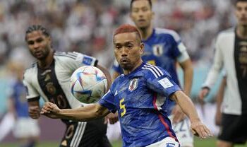 Pemain Timnas Jepang, Yuto Nagatomo melepaskan tendangan ke gawang Timnas Jerman dalam laga matchday pertama Grup E Piala Dunia 2022 di Khalifa International Stadium, Doha, Qatar, Rabu (23/11/2022) malam WIB. (Foto: Bola.com/AP/Luca Bruno).