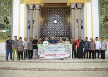 Bupati Asahan H.Surya BSc di kegiatan Jum'at Curhat. (mass)