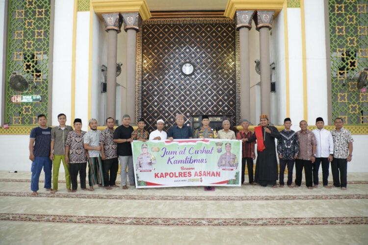 Bupati Asahan H.Surya BSc di kegiatan Jum'at Curhat. (mass)