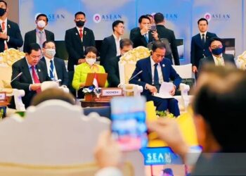 Menteri Luar Negeri RI, Retno Marsudi (baju kuning) saat menghadiri KTT ASEAN di Phnom Penh, Kamboja, Kamis (10/11/2022). (Foto: Ant/HO-Kementerian Luar Negeri RI/pri.)