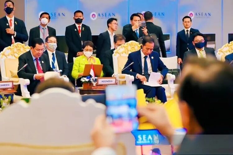 Menteri Luar Negeri RI, Retno Marsudi (baju kuning) saat menghadiri KTT ASEAN di Phnom Penh, Kamboja, Kamis (10/11/2022). (Foto: Ant/HO-Kementerian Luar Negeri RI/pri.)