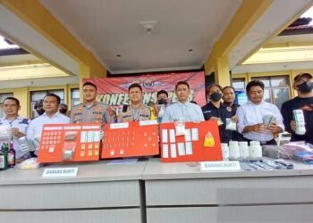 Kapolres Sukabumi, AKBP Dedy Dharmawansyah bersama jajaran Satuan Narkoba Polres Sukabumi menunjukkan barang bukti narkoba yang disita dari 17 tersangka yang berhasil ditangkap dalam kurun waktu satu pekan November 2022. (Foto: Ant./Aditya Rohman).