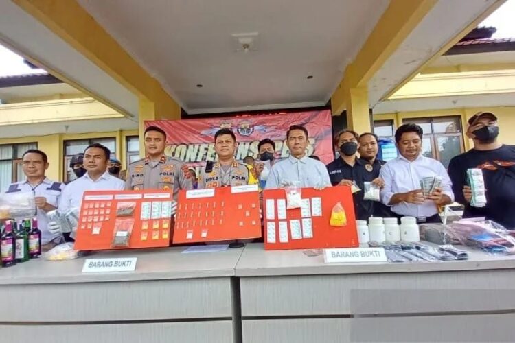 Kapolres Sukabumi, AKBP Dedy Dharmawansyah bersama jajaran Satuan Narkoba Polres Sukabumi menunjukkan barang bukti narkoba yang disita dari 17 tersangka yang berhasil ditangkap dalam kurun waktu satu pekan November 2022. (Foto: Ant./Aditya Rohman).