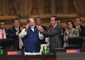 Presiden Joko Widodo (kanan) menyerahkan palu kepemimpinan G20 kepada Perdana Menteri India, Narendra Damodardas Modi (kiri) pada penutupan Working Session 3 KTT G20 Indonesia 2022 di Nusa Dua, Bali, Rabu (16/11/2022). (Foto: Ant./ Media Center G20 Indonesia/Zabur Karuru/nym/pri).