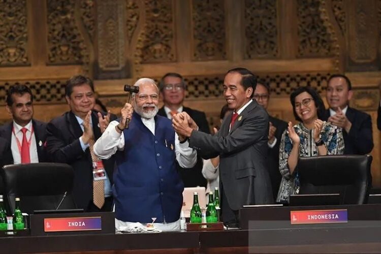 Presiden Joko Widodo (kanan) menyerahkan palu kepemimpinan G20 kepada Perdana Menteri India, Narendra Damodardas Modi (kiri) pada penutupan Working Session 3 KTT G20 Indonesia 2022 di Nusa Dua, Bali, Rabu (16/11/2022). (Foto: Ant./ Media Center G20 Indonesia/Zabur Karuru/nym/pri).