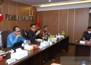 Anggota Bawaslu RI, Herwyn Jefler Hielsa Malonda dalam rapat pembentukan tim untuk memetakan potensi kerawanan pelanggaran penetapan daerah pemilihan (dapil) dan alokasi kursi anggota DPRD kabupaten/kota di Kantor Bawaslu RI, Jakarta, Selasa (15-11-2022). (Foto: Ant./HO-Humas Bawaslu).