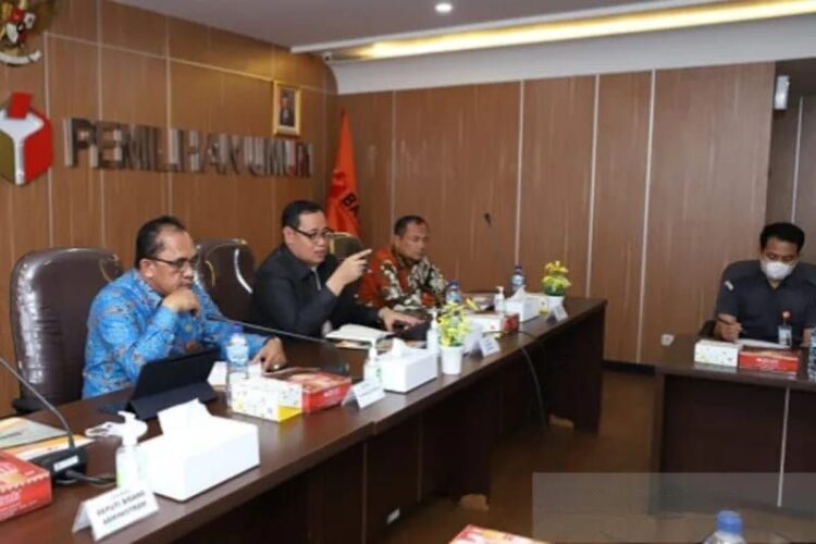 Anggota Bawaslu RI, Herwyn Jefler Hielsa Malonda dalam rapat pembentukan tim untuk memetakan potensi kerawanan pelanggaran penetapan daerah pemilihan (dapil) dan alokasi kursi anggota DPRD kabupaten/kota di Kantor Bawaslu RI, Jakarta, Selasa (15-11-2022). (Foto: Ant./HO-Humas Bawaslu).