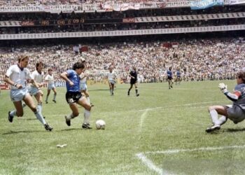 Ilustrasi: Maradona, bintang sepakbola Argentina sedang menggiring bola dalam sebuah pertandingan. (Foto: Ant.).