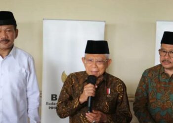 Wakil Presiden Ma'ruf Amin (tengah) menyampaikan pernyataan didampingi Wakil Menteri Agama, Zainut Tauhid Sa'adi (kanan) dan Ketua BAZNAS Noor Achmad (kiri) dalam acara Silaturahim Wapres Ma'ruf Amin dengan pimpinan dan pengurus BAZNAS se-Jawa Tengah di Surakarta, Senini (21/11/2022). (Foto: Ant./Desca Lidya Natalia).