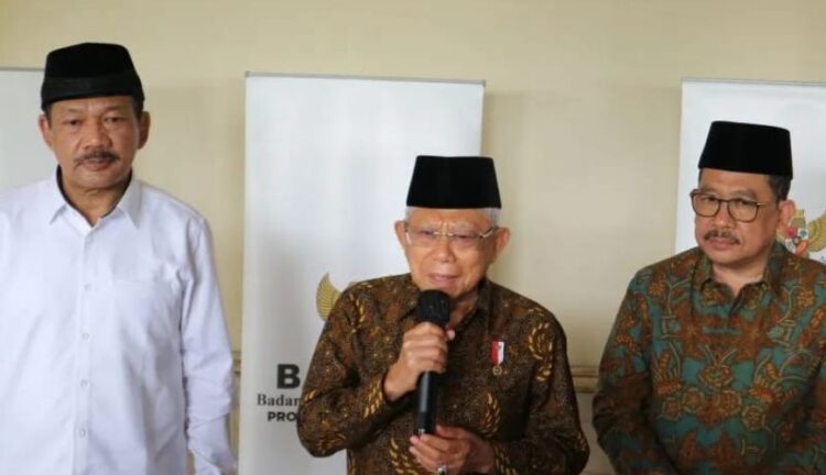 Wakil Presiden Ma'ruf Amin (tengah) menyampaikan pernyataan didampingi Wakil Menteri Agama, Zainut Tauhid Sa'adi (kanan) dan Ketua BAZNAS Noor Achmad (kiri) dalam acara Silaturahim Wapres Ma'ruf Amin dengan pimpinan dan pengurus BAZNAS se-Jawa Tengah di Surakarta, Senini (21/11/2022). (Foto: Ant./Desca Lidya Natalia).