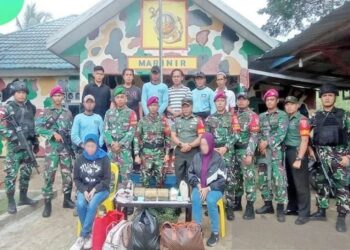Satgas Pamtas Darat RI-Malaysia dari satuan Yonif 621/Manuntung bersama tim gabungan menangkap dua wanita penyelundup empat kilogram sabu-sabu dari Malaysia. (Foto: Ant./Firman).