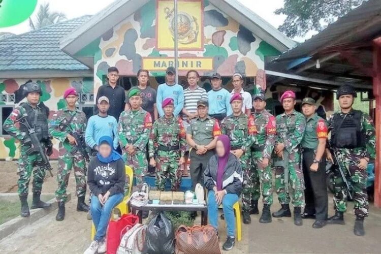 Satgas Pamtas Darat RI-Malaysia dari satuan Yonif 621/Manuntung bersama tim gabungan menangkap dua wanita penyelundup empat kilogram sabu-sabu dari Malaysia. (Foto: Ant./Firman).