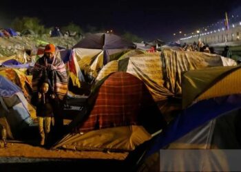 Beberapa Migran Venezuela, diusir dari AS ke Meksiko dan yang lainnya belum menyeberang setelah kebijakan imigrasi yang baru, berdiri di sebuah kamp di tepi sungai Rio Bravo di Ciudad Juarez, Meksiko (14/11/2022). (Foto: Ant./Reuters/José Luis Gonzales/aww).
