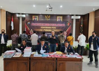 Delapan kades di Kecamatan Gajah, Kabupaten Demak, tersangka suap seleksi penerimaan perangkat desa dihadirkan dalam rilis pers di Ditkrimsus Polda Jateng, Semarang, Jawa Tengah, Selasa (22/11/2022). (Foto: Ant. /I. C. Senjaya)