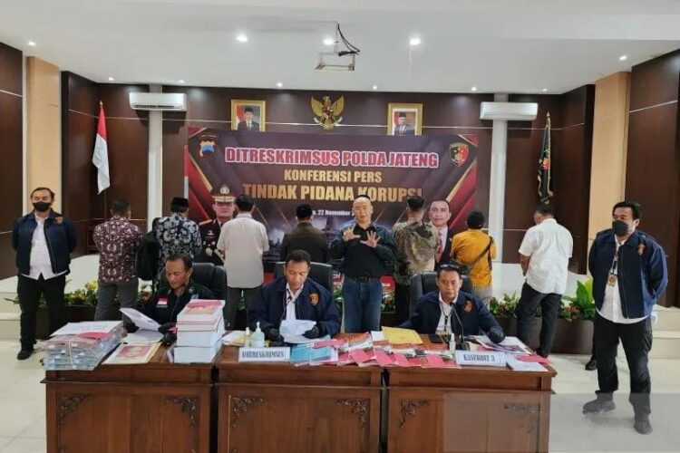 Delapan kades di Kecamatan Gajah, Kabupaten Demak, tersangka suap seleksi penerimaan perangkat desa dihadirkan dalam rilis pers di Ditkrimsus Polda Jateng, Semarang, Jawa Tengah, Selasa (22/11/2022). (Foto: Ant. /I. C. Senjaya)