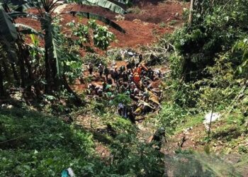 Proses evakuasi warga terjebak longsor di jalur Cianjur - Cipanas, Cugenang, Kabupaten Cianjur, Jawa Barat, Selasa (22/11/2022). (Foto: Ant/Devi Nindy/am).