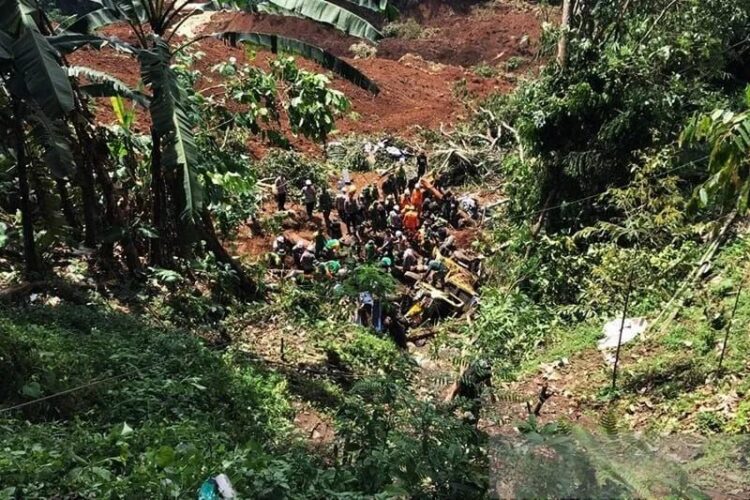 Proses evakuasi warga terjebak longsor di jalur Cianjur - Cipanas, Cugenang, Kabupaten Cianjur, Jawa Barat, Selasa (22/11/2022). (Foto: Ant/Devi Nindy/am).