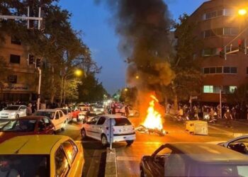 Sebuah sepeda motor polisi terbakar saat protes atas kematian Mahsa Amini, seorang wanita yang meninggal setelah ditangkap oleh "polisi susila", di Teheran, Iran, 19 September 2022. (Foto: Arsip Ant./Wana via Reuters/as).