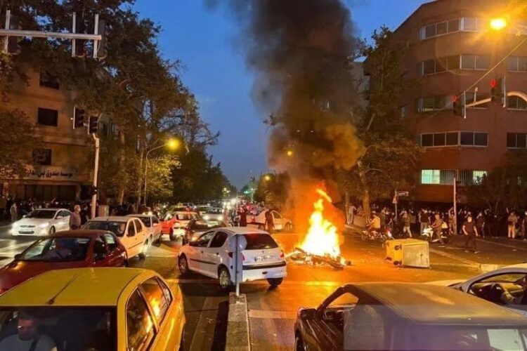Sebuah sepeda motor polisi terbakar saat protes atas kematian Mahsa Amini, seorang wanita yang meninggal setelah ditangkap oleh "polisi susila", di Teheran, Iran, 19 September 2022. (Foto: Arsip Ant./Wana via Reuters/as).