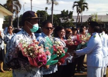 Penyerahan Bunga kepada para guru oleh para siswa. (Foto: LimaSisiNews/Holong Hutagaol).