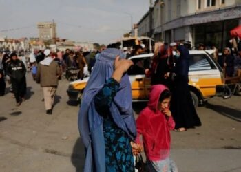 Ilustrasi: Seorang wanita Afghanistan dan seorang anak perempuan melintas di sebuah jalan di Kabul, Afghanistan, (09/11/2022. (Foto: Ant/Reuters/Ali Khara/as).